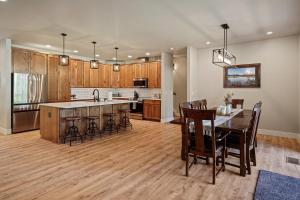 una cucina a pianta aperta con tavolo e una sala da pranzo di 110 Crane a Bend