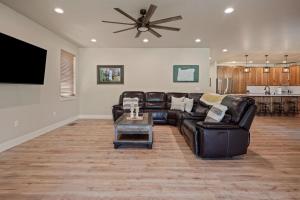 un soggiorno con un divano in pelle nera e un tavolo di 110 Crane a Bend