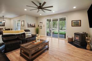 un soggiorno con divano e piano cottura di 110 Crane a Bend Altre 60 foto