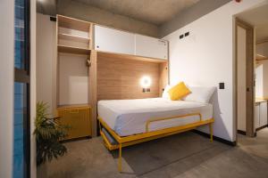 Postel nebo postele na pokoji v ubytování Indie Universe Creative Hotel