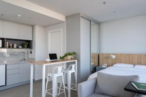 Majoituspaikan ZT Coliving and Hotel keittiö tai keittotila