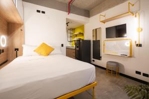 Postel nebo postele na pokoji v ubytování Indie Universe Creative Hotel