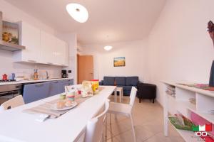 A kitchen or kitchenette at Livingapple Beach