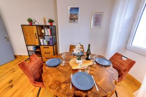 a dining room with a wooden table and chairs at 3 pièces, climatisé, calme, 100m du centre, parking, "Lyriade" in Sarlat-la-Canéda