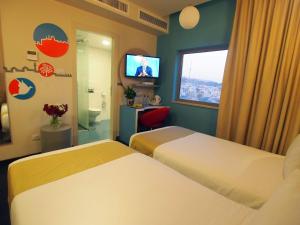 Ένα ή περισσότερα κρεβάτια σε δωμάτιο στο Grand Park Hotel Jerusalem