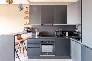 Kuchyň nebo kuchyňský kout v ubytování Aliya Residence by Viva Stay