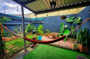 a hammock in a garden with a patio at Las Palmeritas in Ahuachapán +10 photos