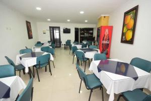 a dining room filled with tables and chairs and sidx sidx sidx at HOTEL ZAFIRO PLAZA in Tunja