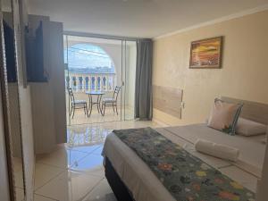 ペトロリーナにあるHotel Orla Guest Houseのベッドルーム1室(ベッド1台付)、バルコニー(テーブル付)