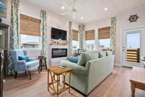 Una sala de estar con un sofá y un televisor. en St Jo's Bungalow, en Port Aransas