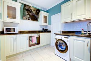 Kuchyň nebo kuchyňský kout v ubytování Cozy Brighton Home - 6 Guests, 5 min walk to Beach