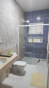 une salle de bain avec toilettes, lavabo et douche dans l'établissement Recanto do Sossego, à São José de Mipibu 18 autres photos