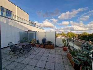 a patio with a table and chairs on a balcony at Bright and Modern Forest Hill Flat - Flexible Stay in Forest Hill