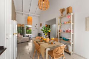 een eetkamer en woonkamer met een tafel en stoelen bij Paradiso Chikitu Little Paradise in Willemstad