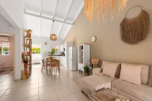 een woonkamer met een bank en een tafel bij Paradiso Chikitu Little Paradise in Willemstad