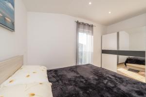 Postel nebo postele na pokoji v ubytování Apartments Cozy + 59 fotografií