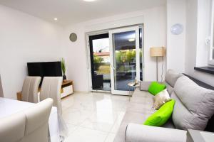 TV a/nebo společenská místnost v ubytování Apartments Daisy