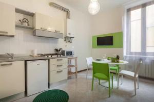 cocina con mesa, mesa pequeña y sillas en Residenza Ai Filippini, en Verona