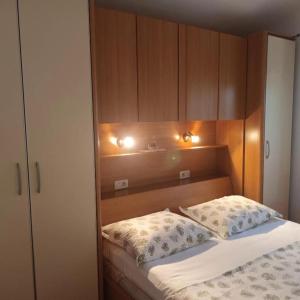 Un dormitorio con una cama con dos almohadas encima. en Apartment Nansi, en Nečujam
