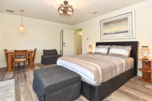 Un dormitorio con una cama, una silla y una mesa. en The White House on Flagler Beach - Unit 11 home, en Flagler Beach