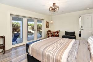 Un dormitorio con una cama y una ventana grande. en The White House on Flagler Beach - Unit 11 home, en Flagler Beach
