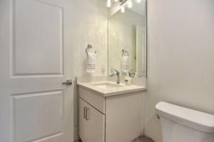 Un baño blanco con lavabo e inodoro. en The White House on Flagler Beach - Unit 11 home, en Flagler Beach