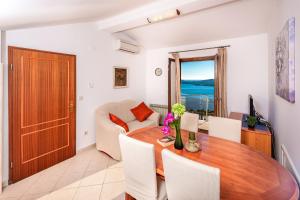 una sala da pranzo con un tavolo e un divano di House Sunce a Orasac (Valdinoce)