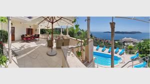 un patio con piscina, tavolo e sedie di House Sunce a Orasac (Valdinoce)