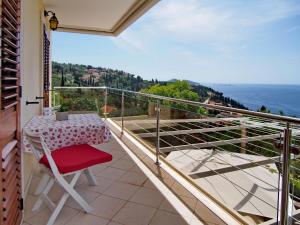 un balcone con tavolo e vista sull'oceano di House Sunce a Orasac (Valdinoce)