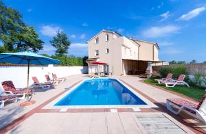 Bazén v ubytování Villa Spacious nebo v jeho okolí