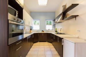 eine Küche mit Spüle und Herd Oberer Backofen in der Unterkunft Villa Spacious in Žminj + 23 Fotos