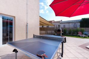 Stolní tenis v ubytování Villa Spacious nebo okolí