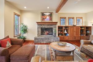 a living room with a fireplace and a couch at Drake Park Villa in Bend