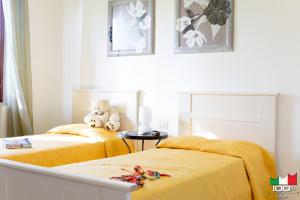 A bed or beds in a room at Livingapple Beach