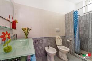 A bathroom at Livingapple Beach