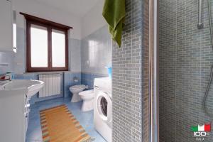 A bathroom at Livingapple Beach
