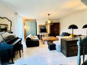 トレガステルにあるRésidence G40-tregastel - Ker Glen ambiance calme et cosy près de la mer MAE-5894のリビングルーム(白いソファ、ピアノ付)