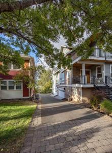 ein Haus mit einer Auffahrt davor in der Unterkunft River Watch Getaway in Hood River