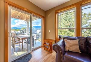 ein Wohnzimmer mit Couch und großem Fenster in der Unterkunft River Watch Getaway in Hood River + 17 Fotos