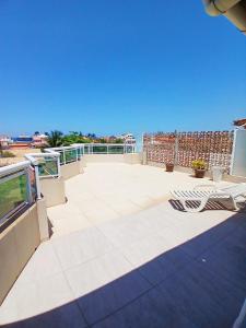 a large patio with two chairs on a balcony at Cobertura Pôr do Sol in Saquarema