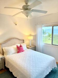 Postel nebo postele na pokoji v ubytování Coralito Bay Suites & Villas