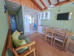 TV a/nebo společenská místnost v ubytování Cabañas Puerto Ensenada