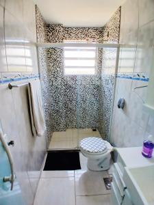 a bathroom with a toilet and a shower at Cobertura Pôr do Sol in Saquarema +15 photos