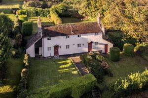 eine Luftansicht eines weißen Hauses in einem Hof in der Unterkunft Mantlemas Cottage in Turners Hill