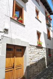 a white building with a wooden door and windows at Casa Rural Francisco Mayo in Isaba