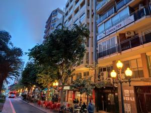 una calle de la ciudad con gente caminando por la calle en Mediterranean Stays Platinum, en Alicante