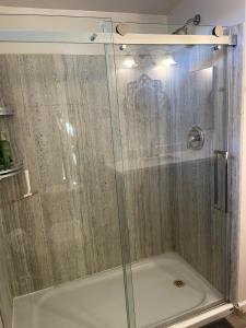 una ducha con puerta de cristal en un baño en Love Shack, en Middletown 12 fotos más