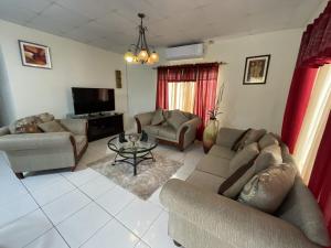 Khu vực ghế ngồi tại Arima Home - Cozy East - 3 Bedroom