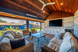 ein Wohnzimmer mit Sofa und Fernseher in der Unterkunft Das Blaue Haus - Close to wine route in Fredericksburg