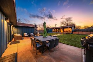 eine Terrasse mit einem Tisch und Stühlen auf einer Terrasse in der Unterkunft Das Blaue Haus - Close to wine route in Fredericksburg